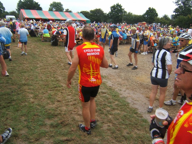 2011-08-01 44 JP le president de Reims au ravito sous l oeil de Guy.JPG